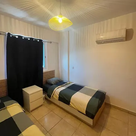 2 Bedroom Flat In Centre Appartement